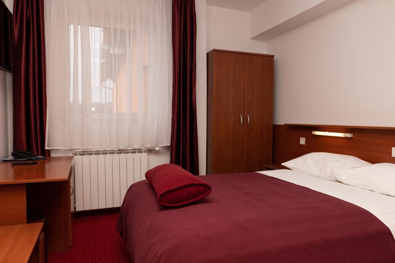Hotel Mirni Kutak Otočac Exterior foto