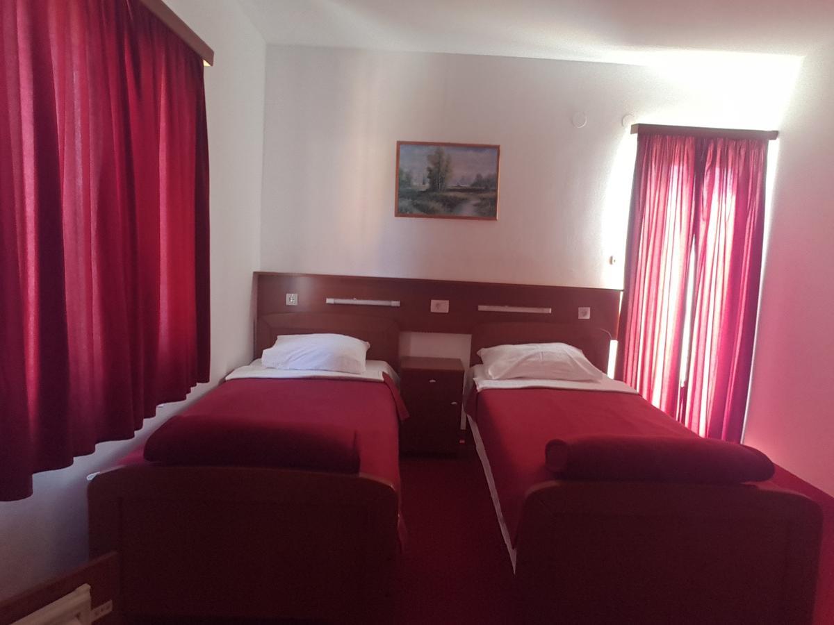Hotel Mirni Kutak Otočac Exterior foto