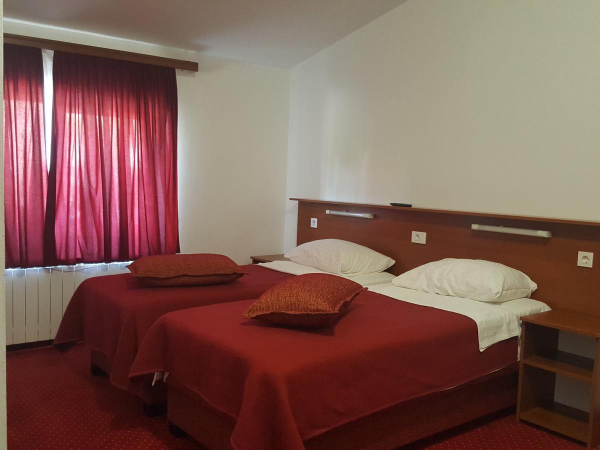 Hotel Mirni Kutak Otočac Exterior foto