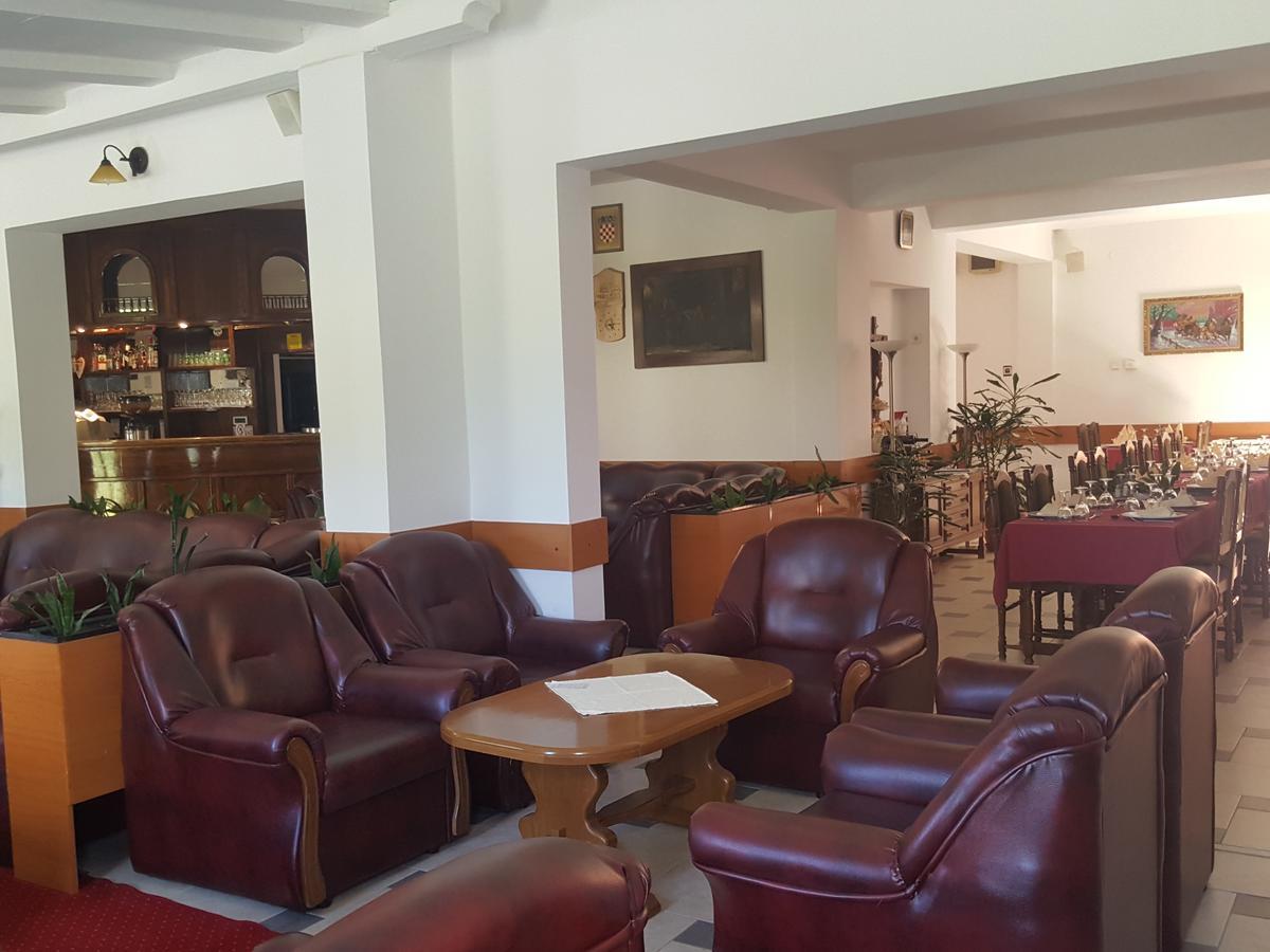 Hotel Mirni Kutak Otočac Exterior foto