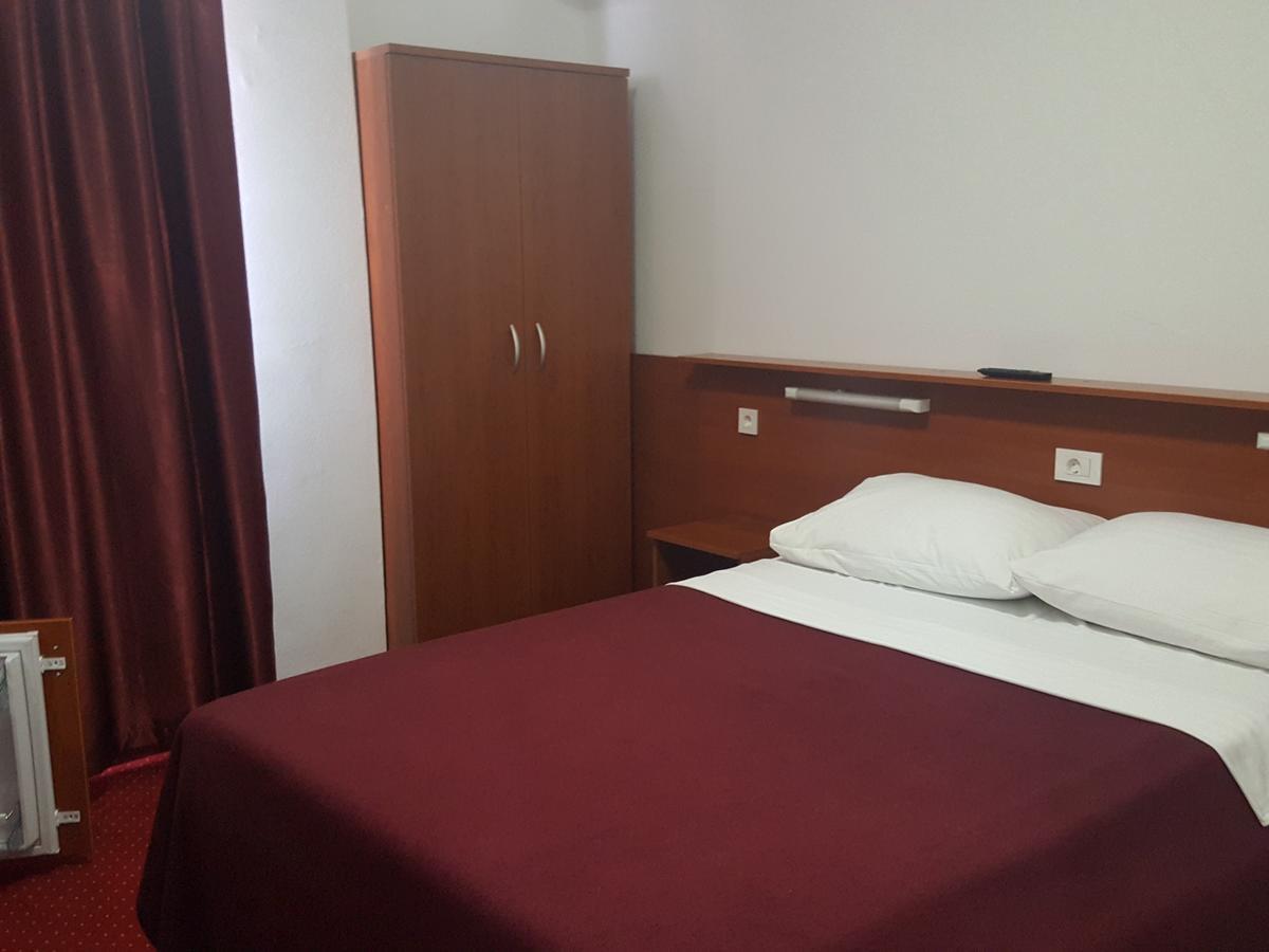 Hotel Mirni Kutak Otočac Exterior foto